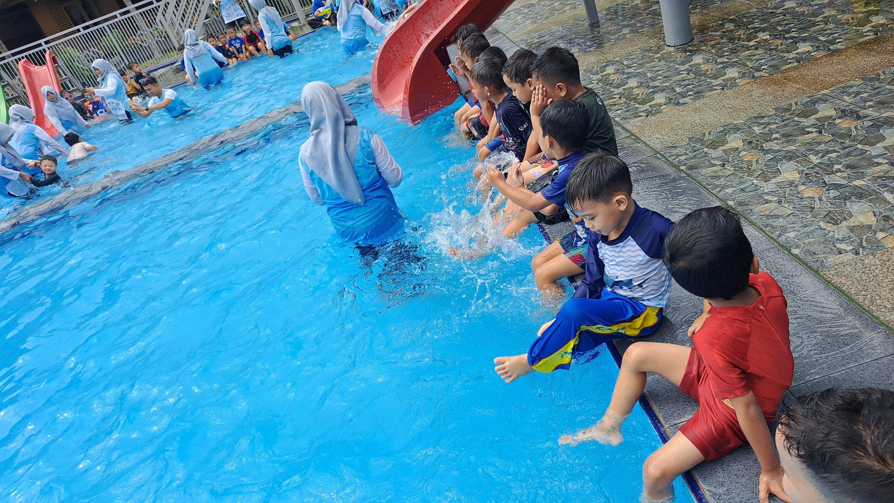 Bermain dan belajar di kolam renang — dokumentasi 2.