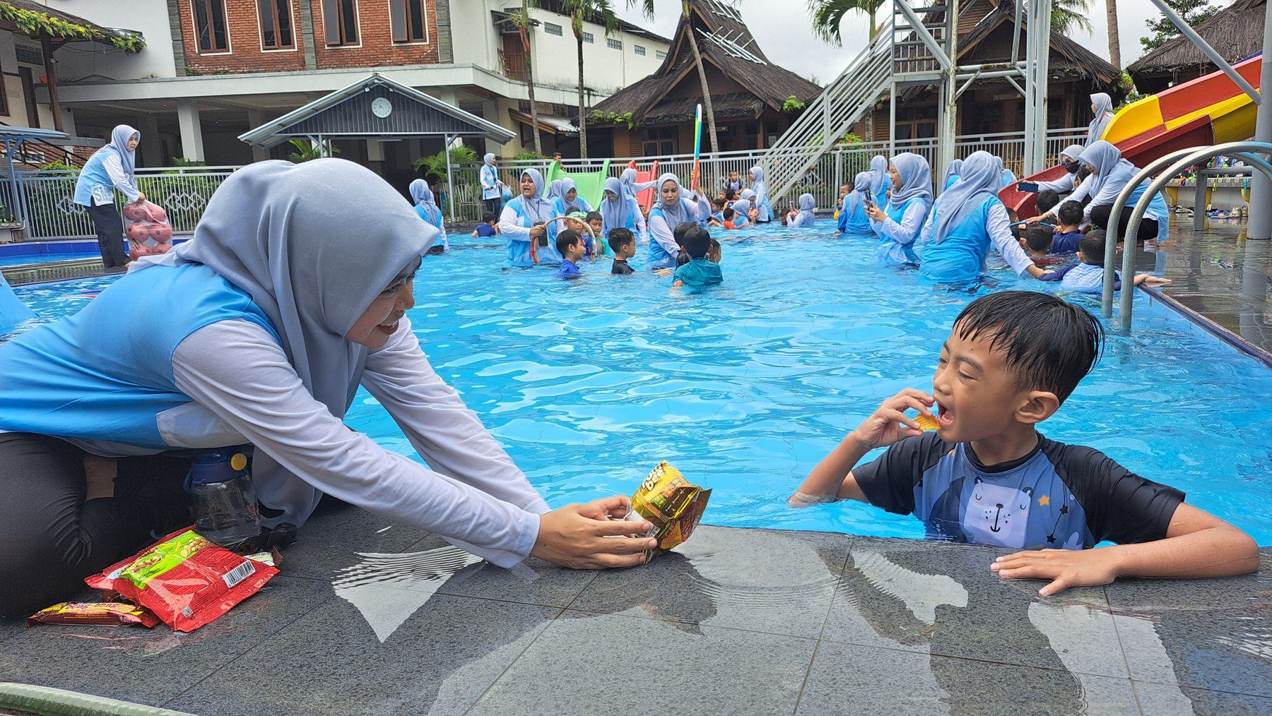 Bermain dan belajar di kolam renang — dokumentasi 3.