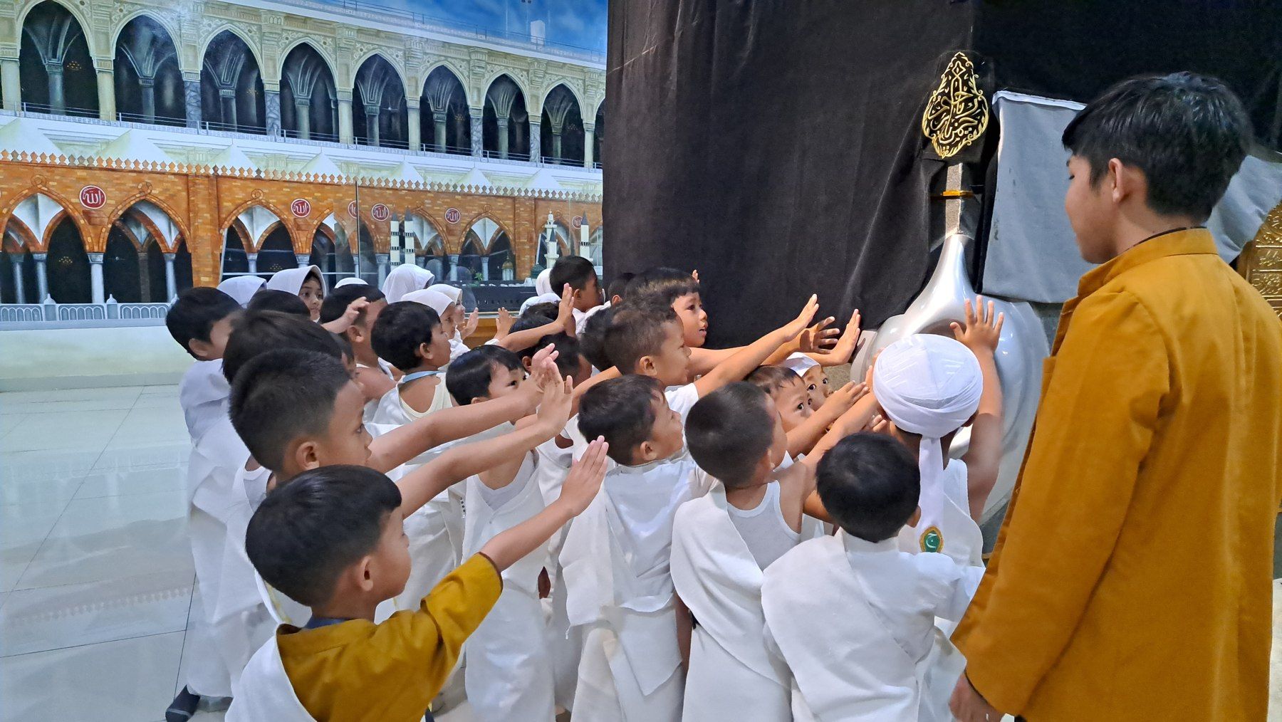 Anak-anak mengikuti praktik manasik dengan pendamping.